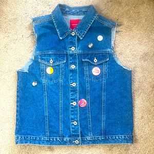 Denim vest by gloria Vanderbelt really, size medium in blue. Pre-loved.